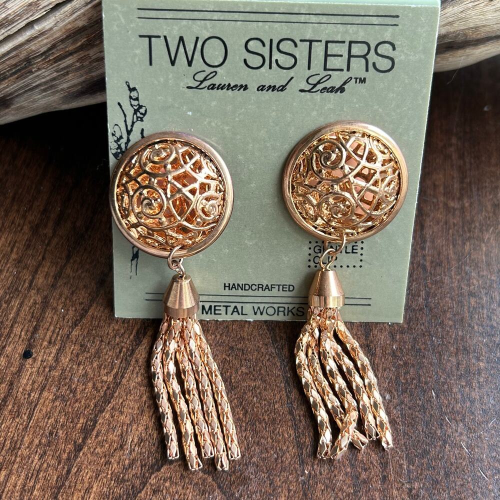 Vtg Two Sisters Lauren & Leah Handcrafed Clip on Earrings gold filigree dangle